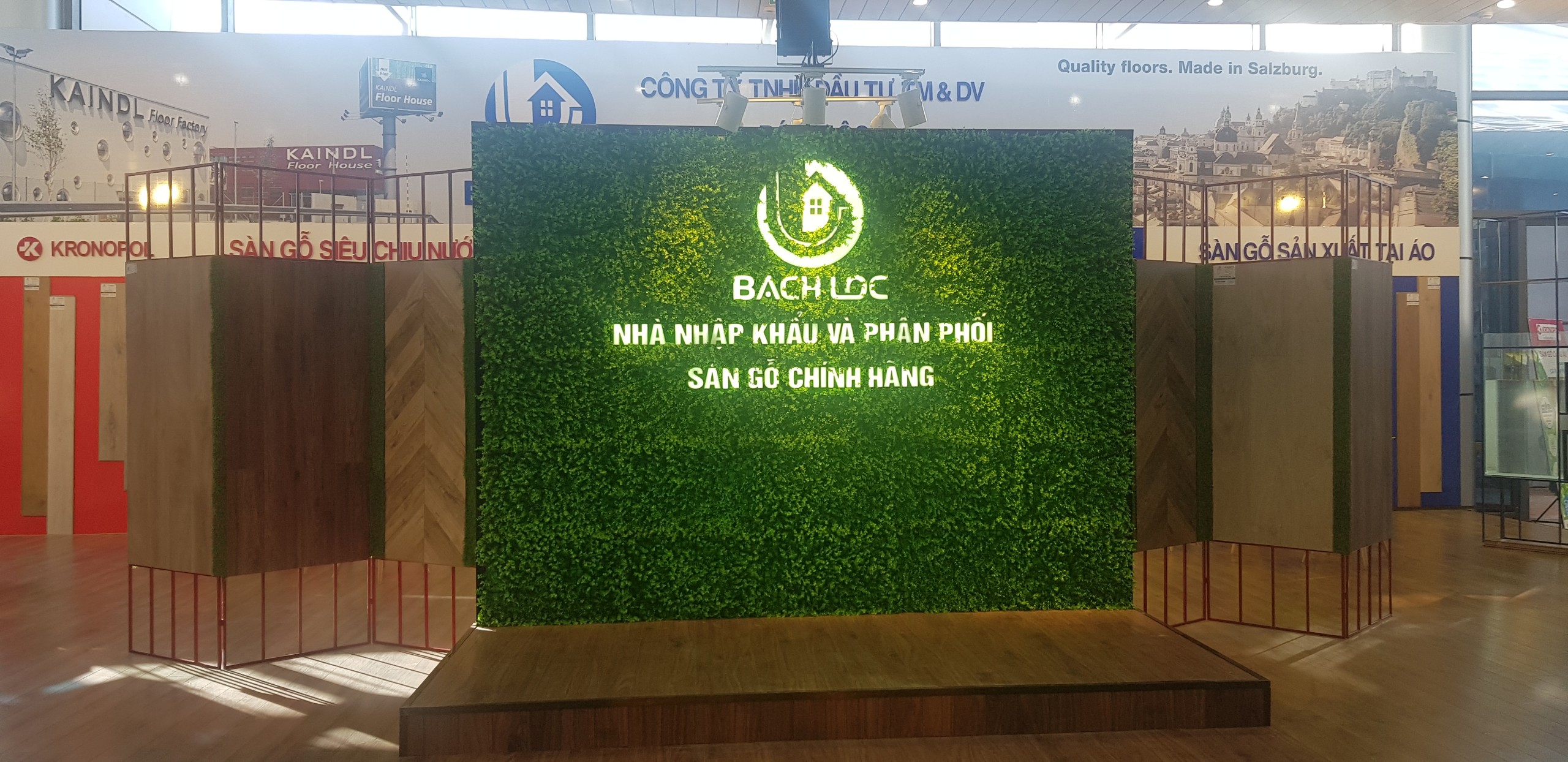 Sàn gỗ Bách Lộc đã có sự chuẩn bị kỹ càng, gian hàng được thiết kế sang trọng, hiện đại.